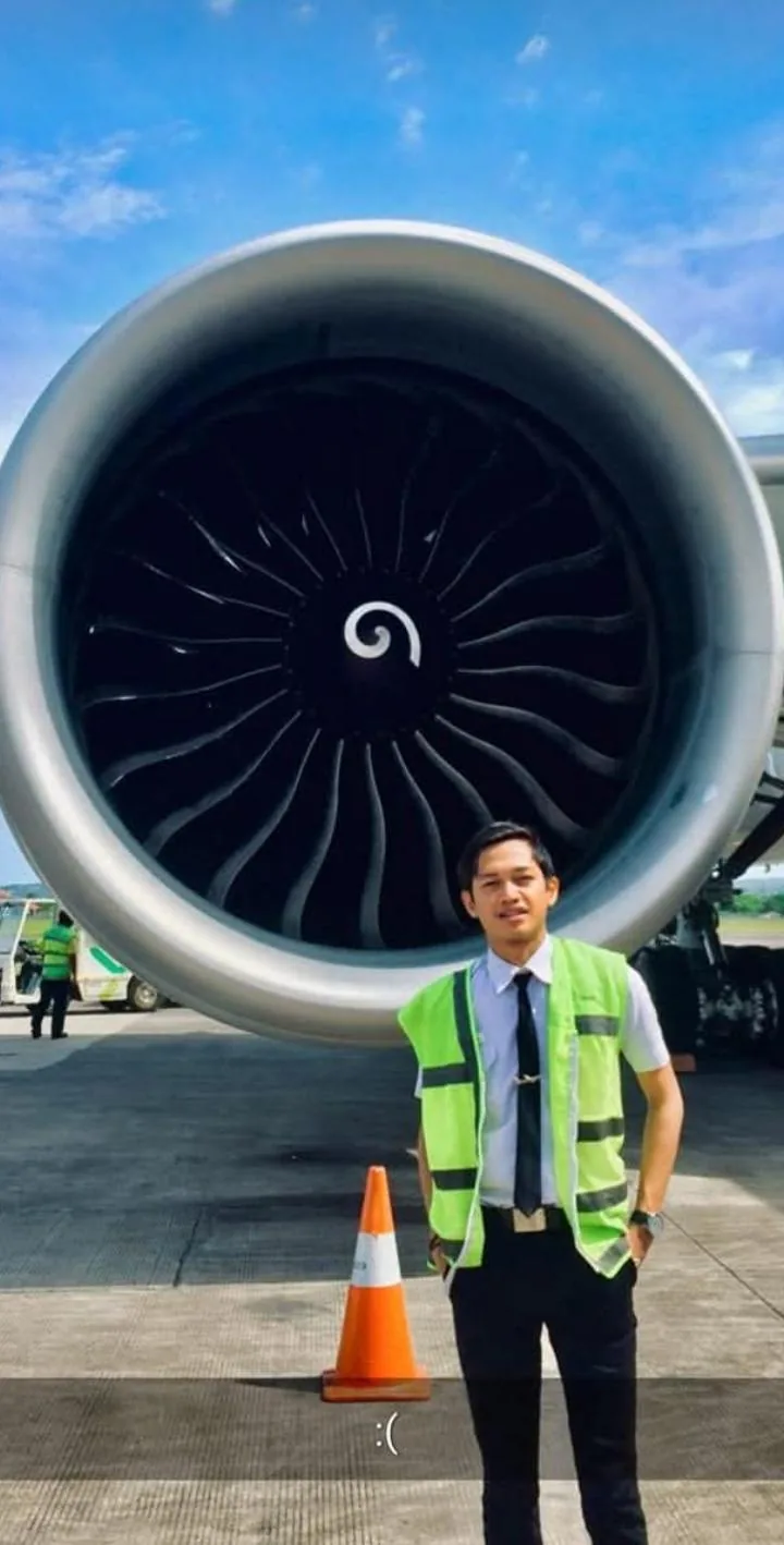 Raymond Arroyo bekerja di dunia aviasi